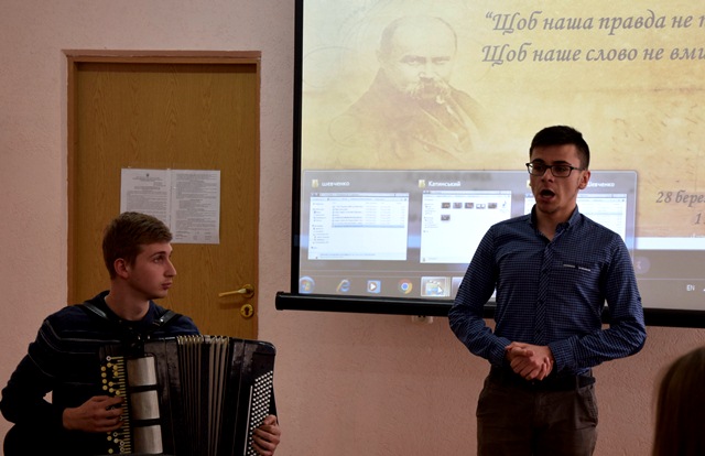 Іван Курій виконує вокальний твір «Реве та стогне Дніпр широкий» на слова Тараса Шевченка. Акомпонує Іван Катинський